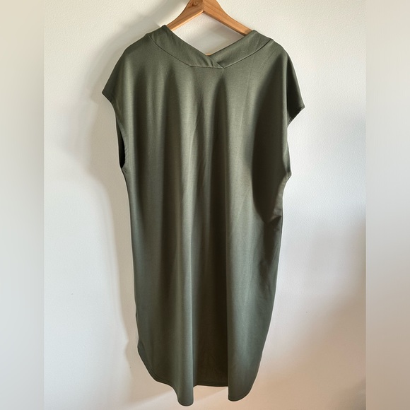 V-neck shift dress - Picture 6 of 7